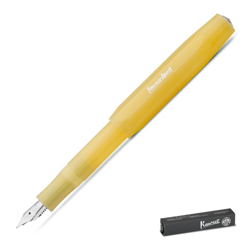 Półprzezroczyste żółte pióro wieczne Kaweco Frosted Sport Sweet Banana o matowej teksturze ze srebrną stalówką i kultową ośmiokątną skuwką.