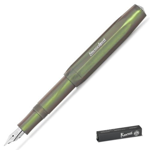 Pióro wieczne Kaweco Lunar Sport Shadow Green o ciemnozielonym, perłowym odcieniu z widoczną srebrną stalówką.