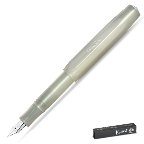 Półtransparentne pióro wieczne Kaweco Lunar Sport Light Green w kolorze jasnej zieleni z nałożoną skuwką i widoczną srebrną stalówką.