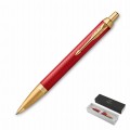 Elegancki czerwony długopis Parker IM Premium Red GT ze złotymi wykończeniami i grawerowanym wzorem na korpusie, prezentowany na jasnym tle.