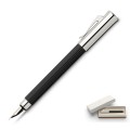 Pióro wieczne GRAF VON FABER-CASTELL Tamitio Black ze skuwką założoną na tył pióra i widoczną stalówką.