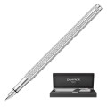 Otwarte pióro wieczne Caran d'Ache Ecridor Damier z widoczną stalówką i palladowym korpusem oraz miniatura zestawu w opakowaniu.