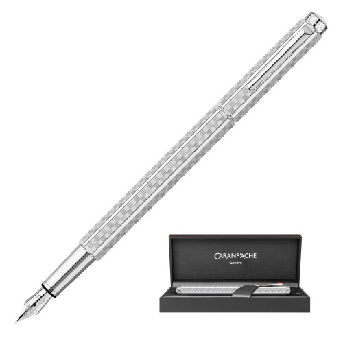 Otwarte pióro wieczne Caran d'Ache Ecridor Damier z widoczną stalówką i palladowym korpusem oraz miniatura zestawu w opakowaniu.