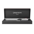 Pióro wieczne Caran d'Ache Ecridor Damier spoczywające w otwartym, eleganckim czarnym pudełku prezentowym Caran d'Ache Geneva.
