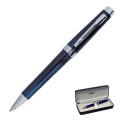 Niebieski długopis EXO Sagitta ze srebrnymi wykończeniami ułożony w eleganckim, czarnym etui Premium.