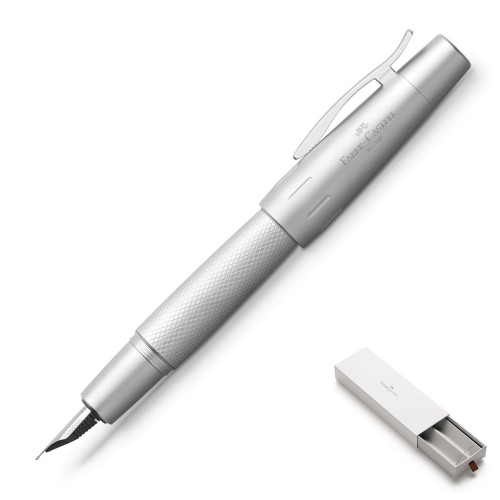 Srebrne metalowe pióro wieczne Faber-Castell e-motion Pure Silver z precyzyjnym giloszowaniem.