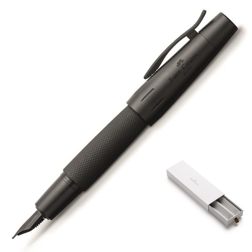 Całkowicie czarne, matowe pióro wieczne Faber-Castell e-motion Pure Black z giloszowanym korpusem.