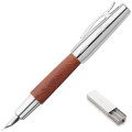 Eleganckie pióro wieczne Faber-Castell e-motion Pearwood z korpusem z brązowego drewna gruszy i chromowanymi wykończeniami.
