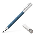 Niebieskie pióro wieczne Faber-Castell Ambition Resin Blue z metalową skuwką i nabojem w środku.