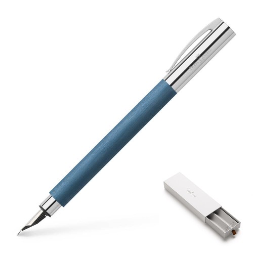 Niebieskie pióro wieczne Faber-Castell Ambition Resin Blue z metalową skuwką i nabojem w środku.