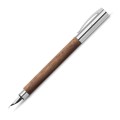 Pióro wieczne Faber-Castell Ambition Walnut Wood z naturalnego drewna z widocznym tłoczkiem do atramentu.