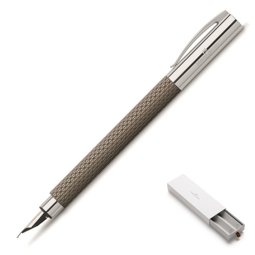 Czarne pióro wieczne Faber-Castell Ambition OpArt Black Sand z giloszowanym wzorem i srebrną skuwką.