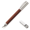 Pióro wieczne Faber-Castell Ambition Pearwood z rudobrązowego drewna gruszy z metalową skuwką.