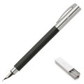 Czarne pióro wieczne Faber-Castell Ambition Resin Black z chromowanymi elementami i srebrną skuwką.