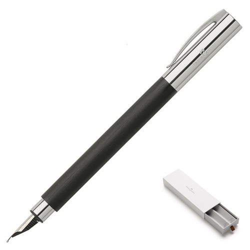Czarne pióro wieczne Faber-Castell Ambition Resin Black z chromowanymi elementami i srebrną skuwką.