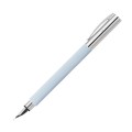 Jasnoniebieskie pióro wieczne Faber-Castell Ambition Italic Ice Blue z delikatnymi żłobieniami.
