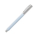 Jasnoniebieskie pióro wieczne Faber-Castell Ambition Italic Ice Blue z delikatnymi żłobieniami.