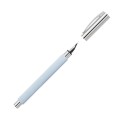 Jasnoniebieskie pióro wieczne Faber-Castell Ambition Italic Ice Blue z delikatnymi żłobieniami.