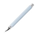 Jasnoniebieskie pióro wieczne Faber-Castell Ambition Italic Ice Blue z delikatnymi żłobieniami.