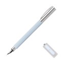Jasnoniebieskie pióro wieczne Faber-Castell Ambition Italic Ice Blue z delikatnymi żłobieniami.