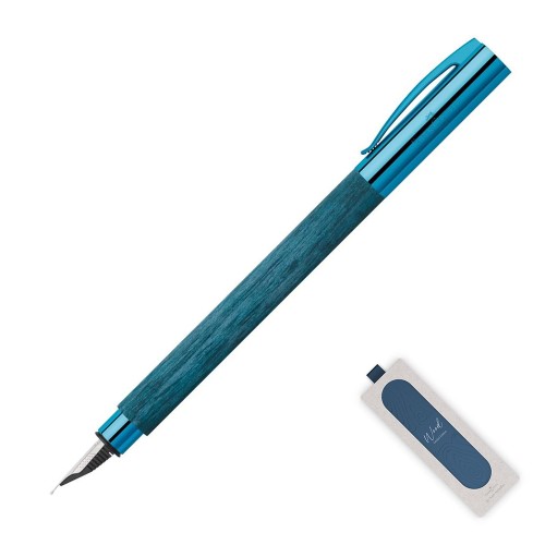 Pióro wieczne Faber-Castell Ambition Blue Wood wykonane z barwionego na niebiesko drewna gruszy.