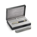 Zestaw prezentowy Sheaffer Legacy z długopisem w otwartym etui i dodatkowym skórzanym pokrowcem.