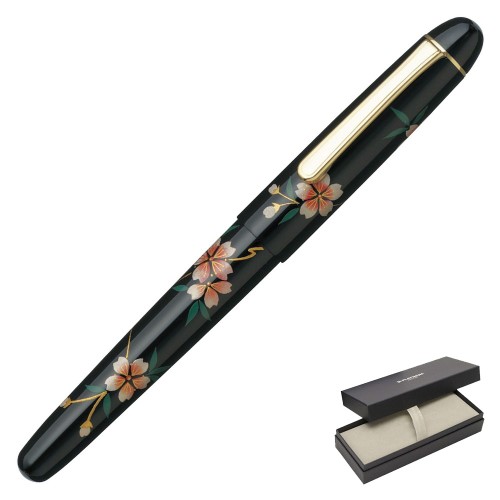 Pióro wieczne PLATINUM 3776 CENTURY KAGA HIRA MAKIE SAKURA z widocznymi ręcznie malowanymi kwiatami wiśni.