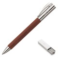Elegancki długopis Faber-Castell Ambition Pearwood z korpusem z czerwonobrunatnego drewna gruszy i lśniącymi srebrnymi elementami.