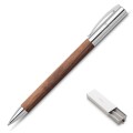 Luksusowy długopis Faber-Castell Ambition Walnut Wood wykonany z ciemnego drewna orzechowego z błyszczącymi, srebrnymi detalami.