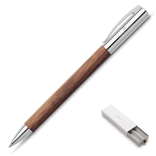 Luksusowy długopis Faber-Castell Ambition Walnut Wood wykonany z ciemnego drewna orzechowego z błyszczącymi, srebrnymi detalami.