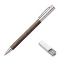 Elegancki długopis Faber-Castell Ambition Coconut z korpusem wykonanym z jasnego drewna kokosowego i srebrnymi wykończeniami.