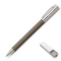 Długopis Faber-Castell Ambition OpArt Black Sand z giloszowanym korpusem o piaskowej fakturze i lśniącymi, chromowanymi elementami.