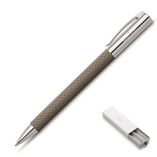 Długopis Faber-Castell Ambition OpArt Black Sand z giloszowanym korpusem o piaskowej fakturze i lśniącymi, chromowanymi elementami.