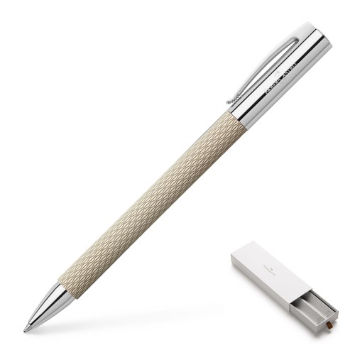 Elegancki długopis Faber-Castell Ambition OpArt White Sand z piaskowym giloszowanym korpusem i srebrnymi, błyszczącymi elementami.