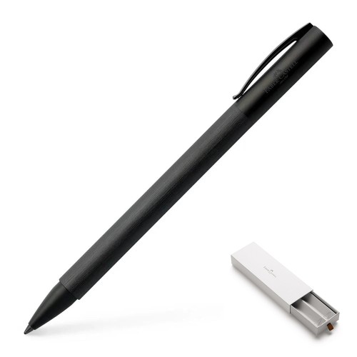 Całkowicie czarny długopis Faber-Castell Ambition All Black ze szczotkowanym korpusem i matowym czarnym klipsem.
