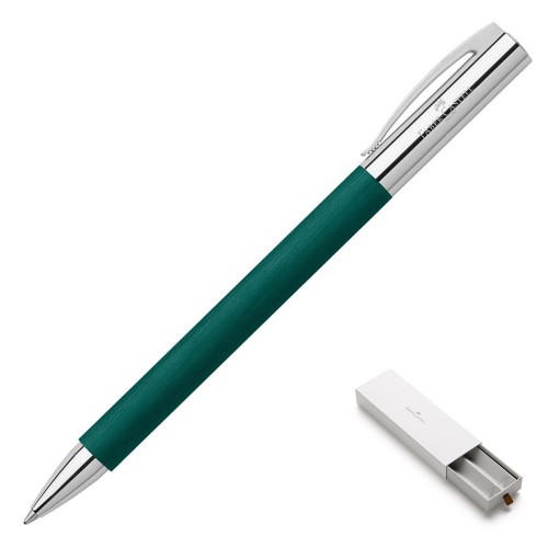 Długopis Faber-Castell Ambition Soft Teal z morskim, szczotkowanym korpusem oraz srebrnym, lśniącym klipsem i uchwytem.
