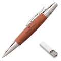 Elegancki długopis Faber-Castell E-Motion Pearwood Brown z korpusem z naturalnego drewna gruszy i polerowanymi, chromowanymi elementami.