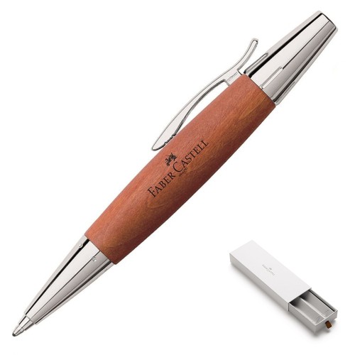 Elegancki długopis Faber-Castell E-Motion Pearwood Brown z korpusem z naturalnego drewna gruszy i polerowanymi, chromowanymi elementami.