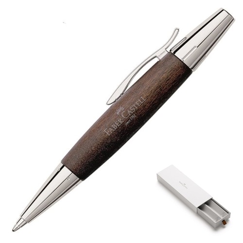 Ekskluzywny długopis Faber-Castell E-Motion Dark Brown wykonany z ciemnego drewna gruszy z chromowanymi wykończeniami.