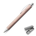 Długopis Faber-Castell Essentio w kolorze różowego złota (Rose Gold) z aluminiowym korpusem i ergonomicznym uchwytem.