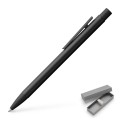Całkowicie czarny, matowy długopis Faber-Castell Neo Slim o smukłym korpusie ze stali szlachetnej.