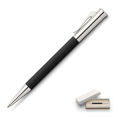 Długopis Graf von Faber-Castell Tamitio Black z czarnym, żebrowanym korpusem i srebrnymi, błyszczącymi elementami.