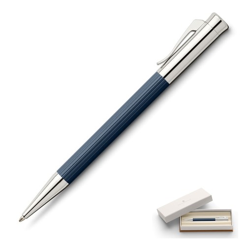Luksusowy długopis Graf von Faber-Castell Tamitio Night Blue z granatowym, żebrowanym korpusem i srebrnymi, błyszczącymi elementami.