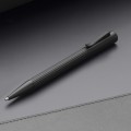 Całkowicie czarny matowy długopis Graf von Faber-Castell Tamitio Black Edition z powłoką PVD i żebrowanym korpusem.