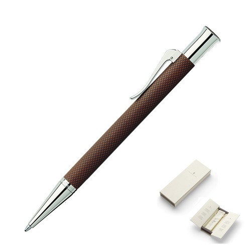 Luksusowy długopis Graf von Faber-Castell Guilloche Cognac Brown z grawerowanym brązowym korpusem i rodowanym wykończeniem.