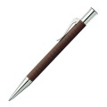 Luksusowy długopis Graf von Faber-Castell Guilloche Cognac Brown z grawerowanym brązowym korpusem i rodowanym wykończeniem.