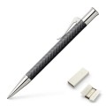 Ekskluzywny długopis Graf von Faber-Castell Guilloche Cisele Anthracite z grawerowanym w jodełkę korpusem i lśniącym, rodowanym klipsem.