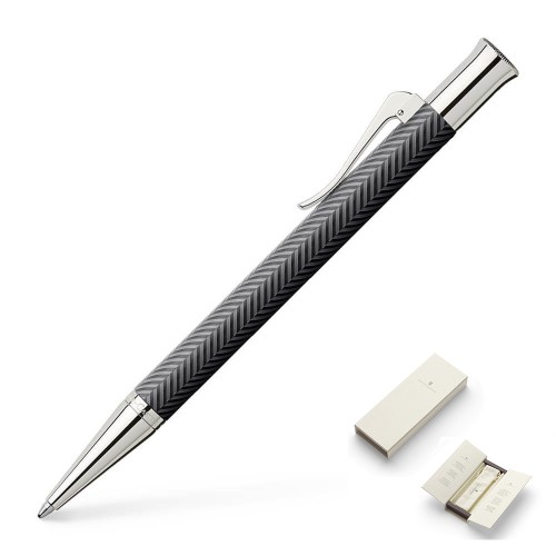 Ekskluzywny długopis Graf von Faber-Castell Guilloche Cisele Anthracite z grawerowanym w jodełkę korpusem i lśniącym, rodowanym klipsem.