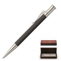 Luksusowy długopis Graf von Faber-Castell Classic Ebony z ryflowanym korpusem z ciemnego drewna hebanowego i platynowanymi elementami.