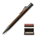 Luksusowy długopis Graf von Faber-Castell Classic Macassar z prążkowanym drewnianym korpusem i ciemnoszarymi wykończeniami PVD.